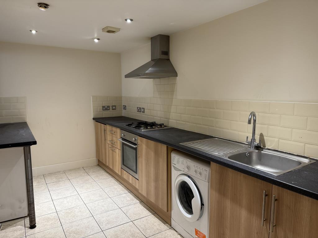 Lot: 159 - SUBSTANTIAL FREEHOLD INVESTMENT - Vacant Flat B Kitchen with fitted units